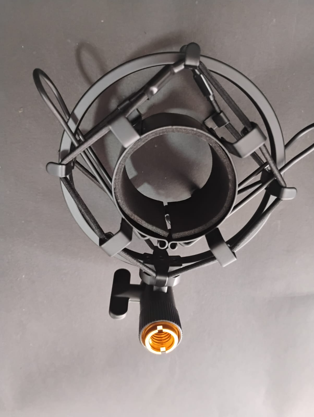 KIT MICRÓFONO CONDENSADOR BM-700 CON MALETÍN DE ALUMINIO Y TRIPODE 🎤