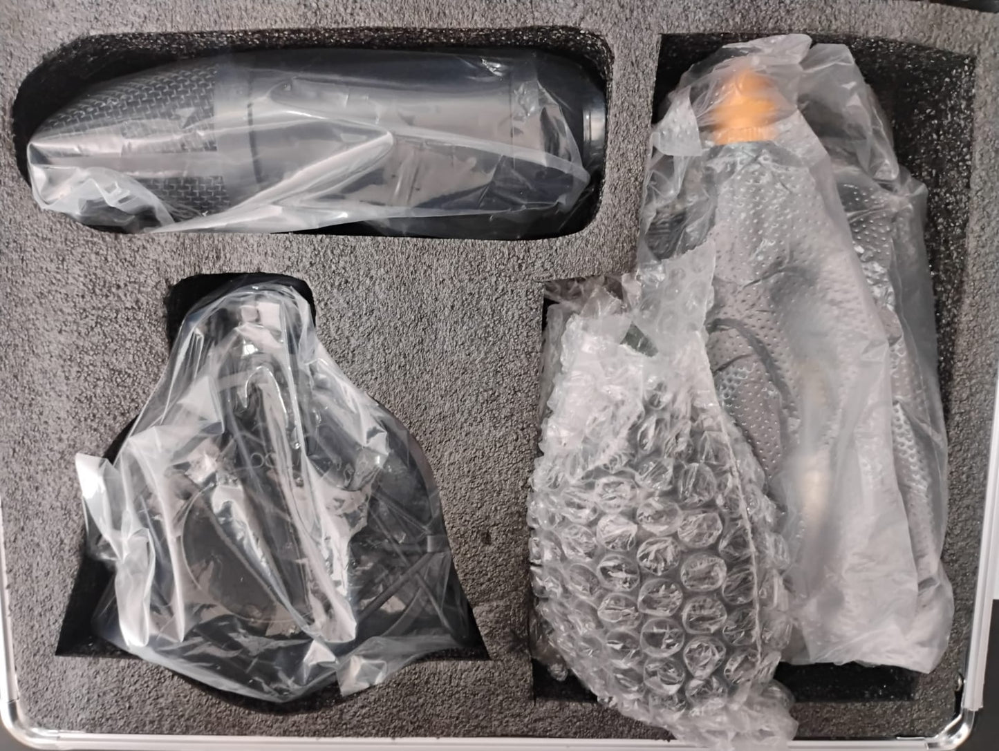 KIT MICRÓFONO CONDENSADOR BM-700 CON MALETÍN DE ALUMINIO Y TRIPODE 🎤