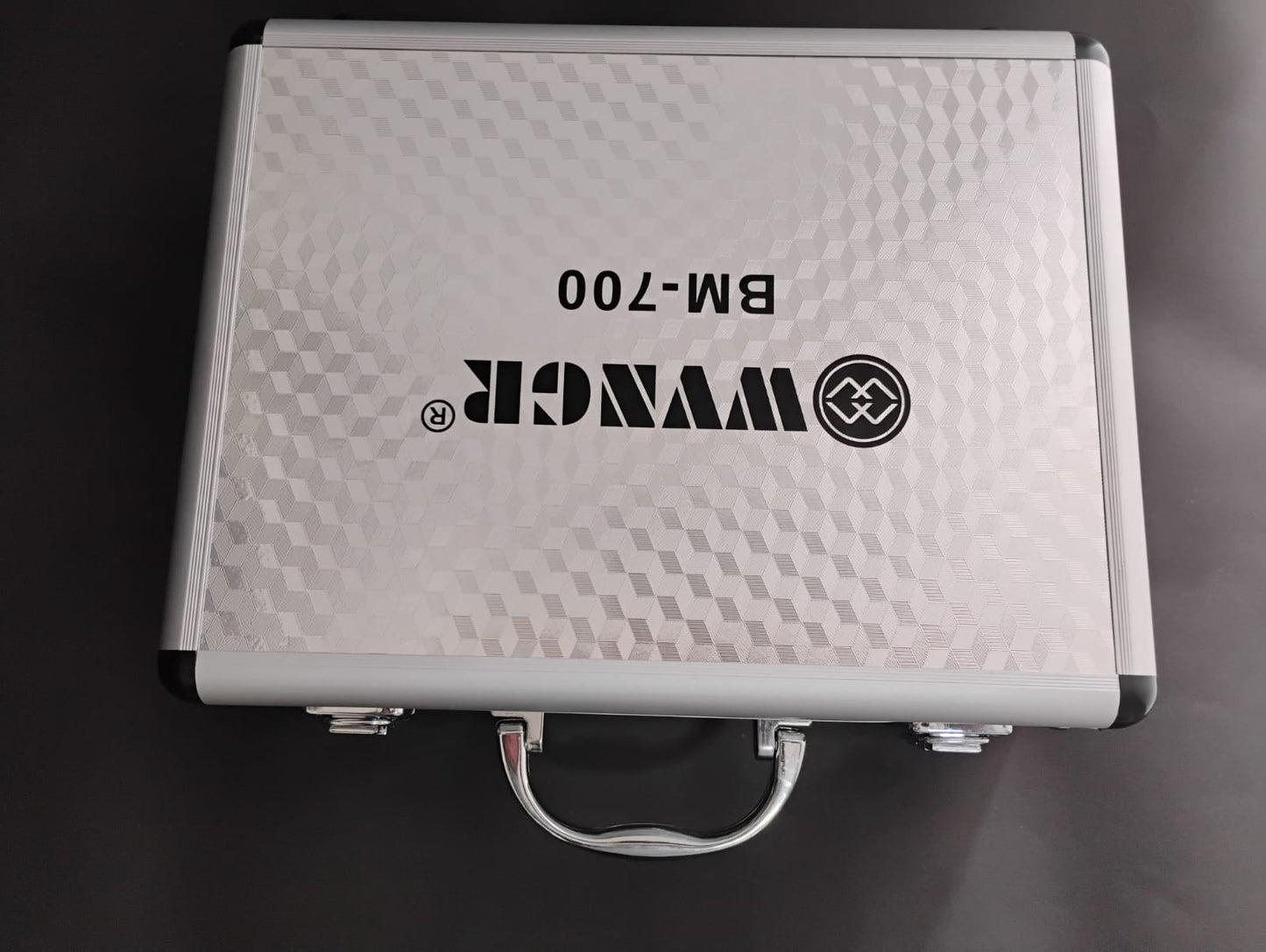 KIT MICRÓFONO CONDENSADOR BM-700 CON MALETÍN DE ALUMINIO Y TRIPODE 🎤