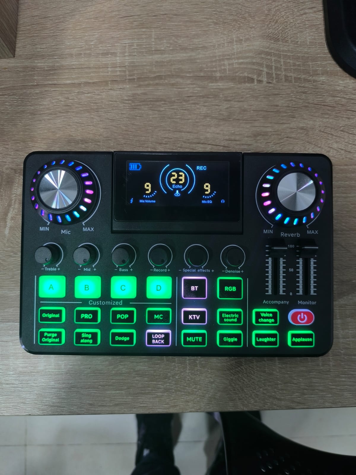 🧨🎙️🎧 Tarjeta de Sonido Profesional LIVE F668 🎛️🔊 con Pantalla Digital | Para Streaming, Karaoke y Grabación | $250.000 🚚 Envío GRATIS | Contraentrega